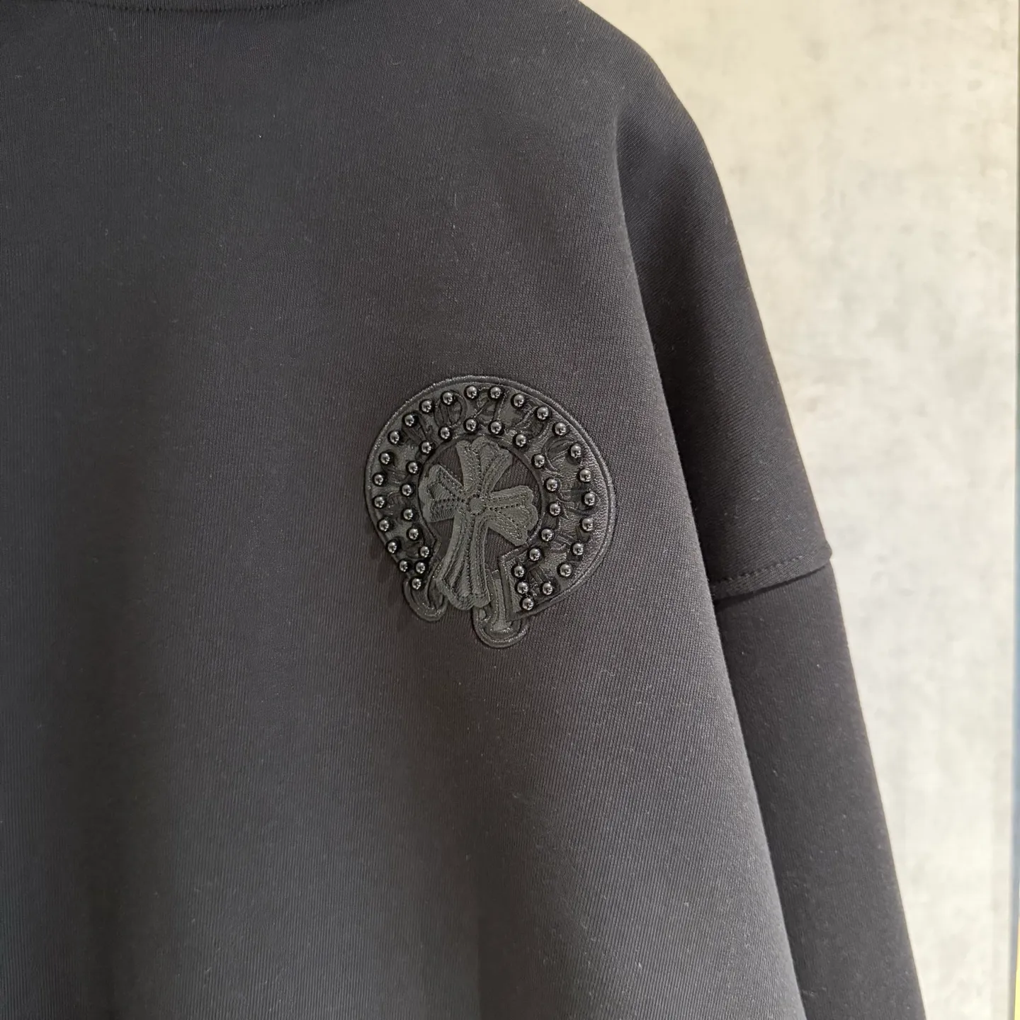 🅿️410 [Strict quality control] CH Croixin's new long-sleeved hooded sweatshirt. The fabric is made of heavy 480g double yarn fabric. Front and back embroidery➕beads. Ready-to-wear loose fit. The fabric is stiff and stylish. It does not deform or shrink. Color: black, white, floral gray. Size: M-2xl